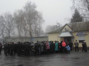 Фото: У Миргороді мітингували проти відключення світла – головного ресівця закидали яйцями