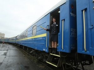 Фото: На зимові свята призначили додаткові потяги та рейси