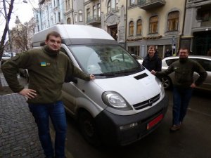 Фото: Полтавські волонтери збирають гроші на автомобіль для поїздок на Схід