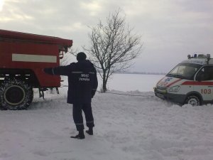 Фото: Полтавщину замело: рятували швидку, 38 автомобілів та понад 60 людей