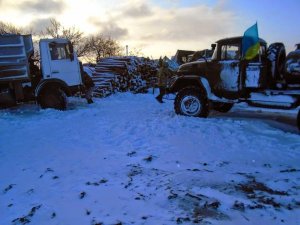 Полтавські «Вільні люди» відвези бійцям дрова, а дітям – подарунки до Нового року