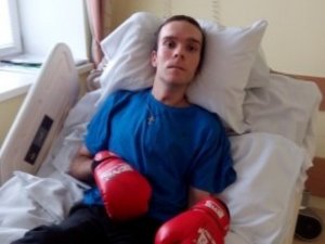 Фото: Поранений  боєць з Кременчука Олександр Коваленко вже може стояти на ногах близько години
