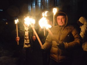 У День Соборності полтавці запалили смолоскипи. Фоторепортаж