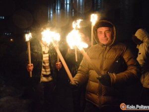 Фото: Полтавці зі смолоскипами відзначили День Соборності та вшанували пам'ять героїв Небесної Сотні