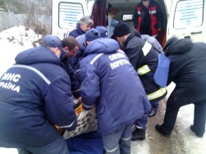 Фото: Полтавські рятувальники допомогли медикам дістатися до важкохворої людини