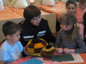 Фото: На Полтавщині психологи зі служби ДСНС допомагають дітям зі Сходу подолати негативні емоції