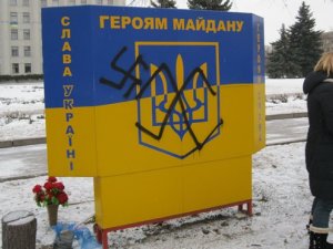 Нацистською символікою обмалювали стелу Героям Небесної сотні у Полтаві