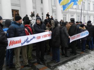 Фото: Мітинг під міською радою – люди не хочуть, щоб з міськбюджету витрачали гроші на басейн