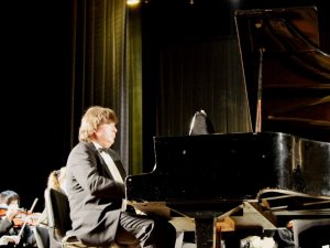 Фото: Всесвітньовідомий піаніст зіграв у Полтаві під акомпанемент симфонічного оркестру