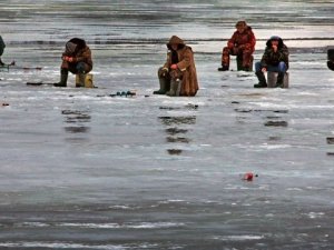 На Полтавщині 9 рибалок всю ніч провели на крижині