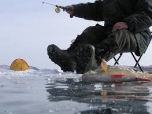 Фото: У Глобинському районі двоє рибалок відірвалися на кризі