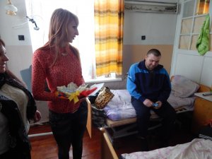 Фото: Полтавські волонтери відвідали військовий шпиталь із подарунками для бійців АТО