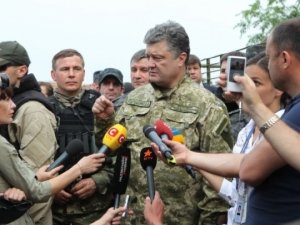 Фото: Порошенко готовий ввести воєнний стан в разі ескалації конфлікту