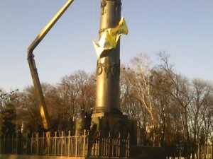 У Полтаві Монументу Слави повернули прапор та банер з гаслом (фото)