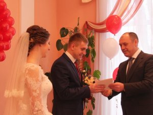 Фото: Міський голова Полтави в День Святого Валентина привітав молодят