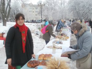 Фото: Бібліотекарка з «батальйону сестричок» пече хліб для воїнів та організувала пункт прийому допомоги