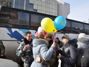 У Полтаві зустрічали правоохоронців, які вийшли з боями з-під Дебальцевого