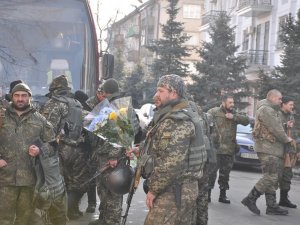 Фото: У Полтаві зустрічали правоохоронців, які вийшли з боями з-під Дебальцевого