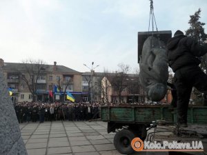 Фото: У Лубнах хочуть здати Леніна на  металобрухт, щоб допомогти бійцям АТО