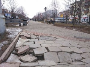 Фото: У Полтаві Каштанова алея йде під землю (фотофакт)