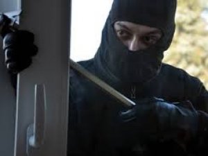 Фото: На Полтавщині на 74-річну жінку напав злочинець у чорній масці з ножем