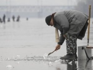 Фото: У Полтаві співробітники ДСНС врятували чоловіка, який провалився під кригу на Ворсклі