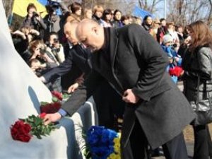 Фото: Полтавці відзначили 201-у річницю із дня народження Тараса Шевченка