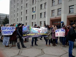 Фото: Полтава мітингує: студенти зібралися на площі перед ОДА за і проти відставки ректора Онищенка (оновлюється)