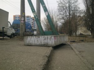 Фото: На одній із вулиць Полтави рекламний біл-борд наполовину висить у повітрі (фотофакт)