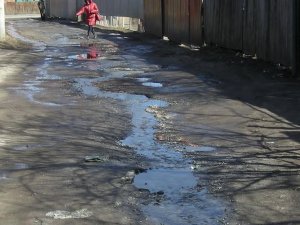 У Полтаві прорвало каналізацію: стічні води забруднюють три вулиці (фото)