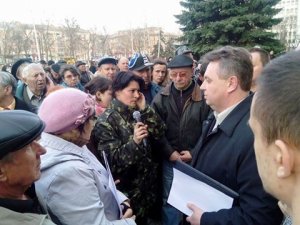 Фото: На вимогу полтавців Марченко пише заяву на звільнення