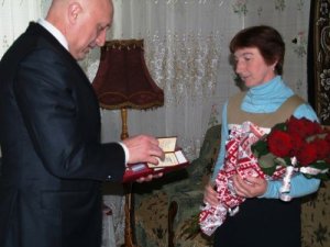 Фото: Мама загиблого в АТО бійця з Полтавщини отримала синів орден «За мужність»