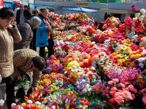 Нове голосування: потрібно чи не потрібно нести пластикові квіти на кладовище