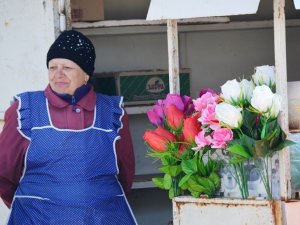 Фото: Продавці штучних квітів у Полтаві розпродають найдешевші – на дорогі у людей немає грошей