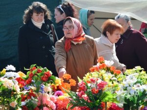 Продавці штучних квітів у Полтаві розпродають найдешевші – на дорогі у людей немає грошей
