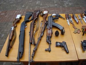 Полтавським міліціонерам громадяни добровільно здали більше ста одиниць зброї