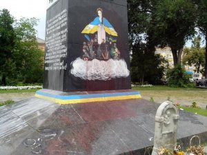 Фото: У Полтаві на місці пам’ятника Леніну хочуть облаштували Алею слави