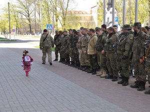 Фото: Фото з Полтави  облетіло інтернет, а малечу охрестили генеральшею