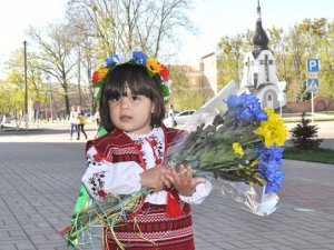 Фото дворічної полтавки із бійцями зробило її знаменитістю