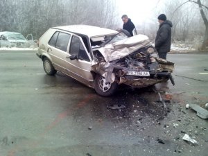 Фото: У Лубнах рятувальники витягли водія з понівеченого внаслідок ДТП авто