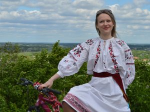 У вишиванках на велосипедах: в Полтаві відбувся дівчачий велопарад (ФОТО)