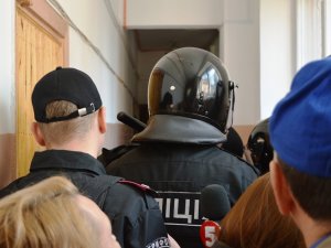 Сутички активістів та міліції під час суду на Геннадієм Кернесом (відео)
