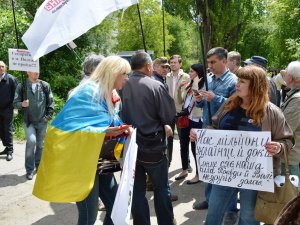 Полтавські активісти вважають провокацією поведінку невідомих під час суду над Кернесом (відео)