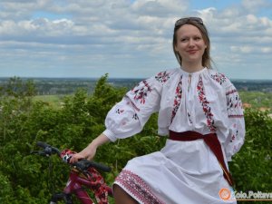 Полтавські дівчата проїхалися у вишиванках на велосипедах (відео)