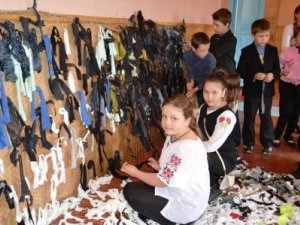 Фото: У Пирятині школярі плетуть маскувальні сітки для бійців АТО