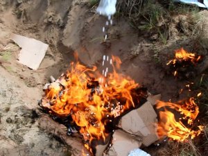Фото: У Полтаві спалили наркотики, вилучені у контрабандиста