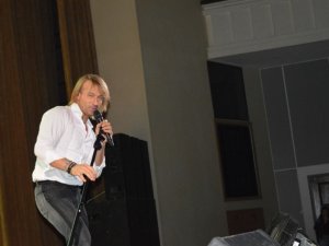 Фото: День медика у Полтаві: лікарям дарували премії, квартири і концерт Винника, Мамаю – козака
