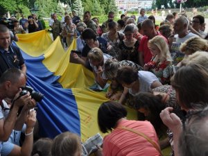Фото: Полтавські волонтери підписали десятиметровий український прапор