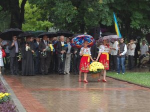 Фото: Полтавці зустріли День Конституції під проливним дощем (ФОТО)