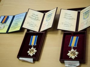 Фото: Родинам двох полтавських бійців АТО вручили посмертні нагороди
